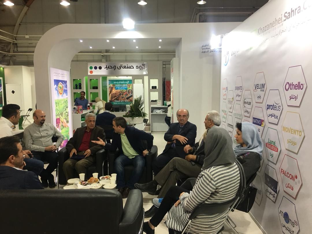 حضور آقای مهندس بروشان مدیرعامل بایر آلمان در ایران در غرفه شرکت و قائم مکقام شرکت هامون بذر زرین در غرفه شرکت 