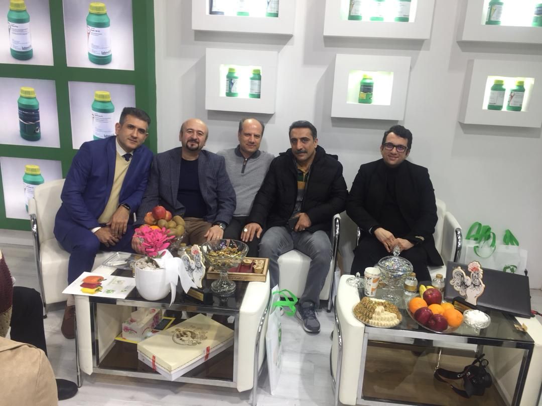 حضور آقای مهندس خزانه ای در غرفه شرکت ترنم سبز زاینده رود در کنار همکاران و دوستان ایشان